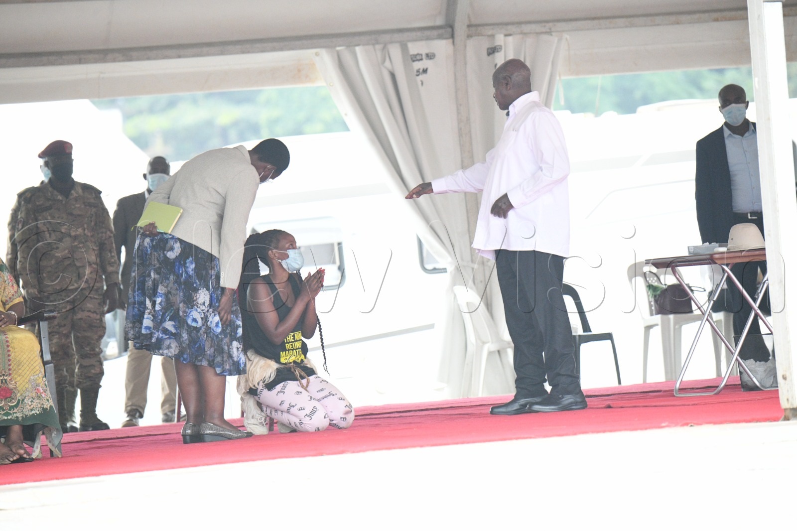 President Museveni invites ghetto lady to sit with him